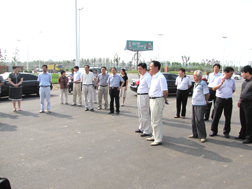 县人大常委会组织委员视察我县道路建设