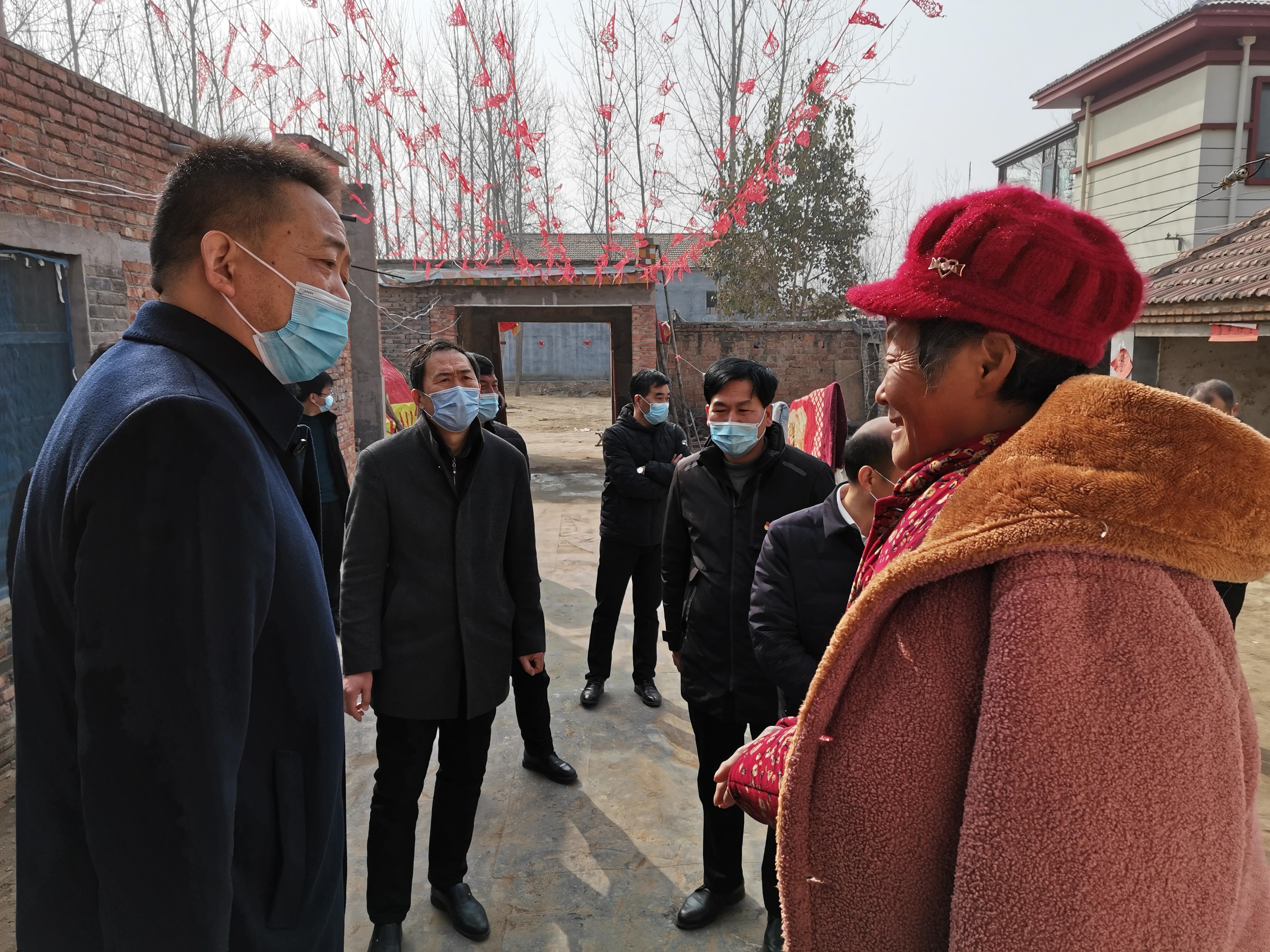 随后到鹿楼镇宋安村困难老党员李振标家庭,贫困户吴庆同,黄荣侠